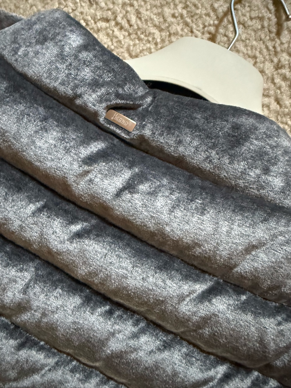 Herno Gray Quilted velvet Short-Sleeve Puffer Jacket size 44 - Picture 3 of 5